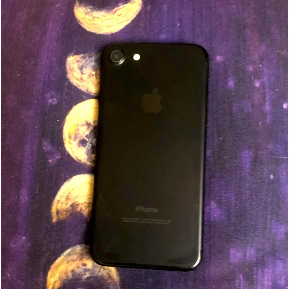 MINT condition IPHONE 7 32 GB only used for phone calls